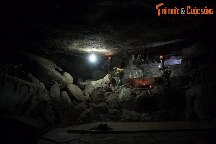 Câu chuyện lạ thứ ba về chùa Hang có bối cảnh vào năm 1896. Lúc bấy giờ khắp vùng Phù Mỹ đã có vài ngôi chùa, nhưng không có sư trụ trì ở chùa Hang. Hay tin có ông Phan Chọn ở huyện mình vào tu hành tại chùa Trà Cang (ở Bình Thuận), dân bèn bàn nhau vào mời về.