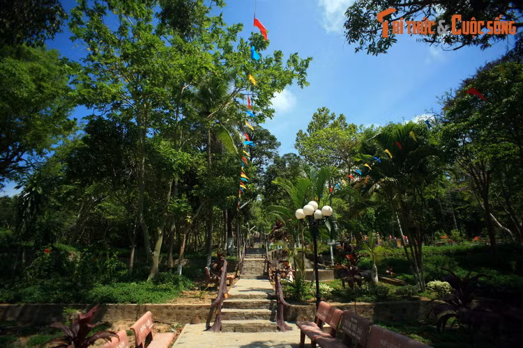 3. Nằm ở phường Bình San ở khu vực nội đô thành phố Hà Tiên, núi Bình San có độ cao hơn 50 mét, vừa là thắng cảnh đẹp, vừa là địa danh có tầm quan trọng đặc biệt trong lịch sử hình thành và phát triển mảnh đất Hà Tiên.