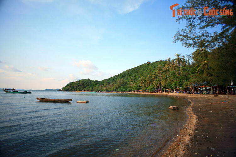 Tương truyền, từ thuở xa xưa, vùng đất này là mênh mông nước và trời, có một chú nai con thuộc giống nai thần hay ra uống nước. Rồi một ngày, mải say sưa ngắm cảnh nên không kịp trở về rừng, bỗng dưng, biển trời nổi sóng, chú nai con hoá thành tảng núi đá bên mép biển khơi…