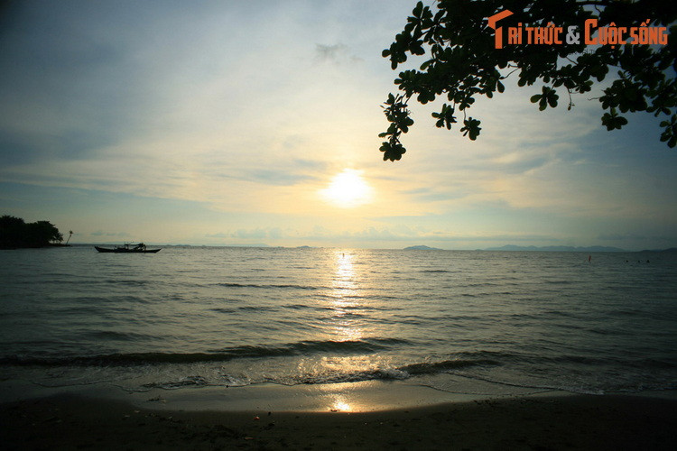 Bãi biển Mũi Nai không rộng nhưng lại êm đềm và thoai thoải, sóng không to, khí hậu ôn hoà, có thể tắm gần như quanh năm. Đặc biệt, cát biển Mũi Nai có màu nâu sậm, khi những làn sóng chồm lên quyện vào cát, một màu đen nhánh hiện lên thật lạ lùng.