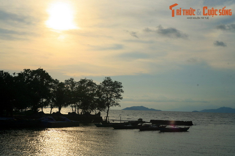 1. Nằm bên bờ biển thuộc địa phận phường Pháo Đài của thành phố Hà Tiên, bãi biển Mũi Nai là một bãi biển nổi tiếng của vùng Tây Nam Bộ. Tên gọi bãi biển này gắn với một truyền thuyết kỳ thú.