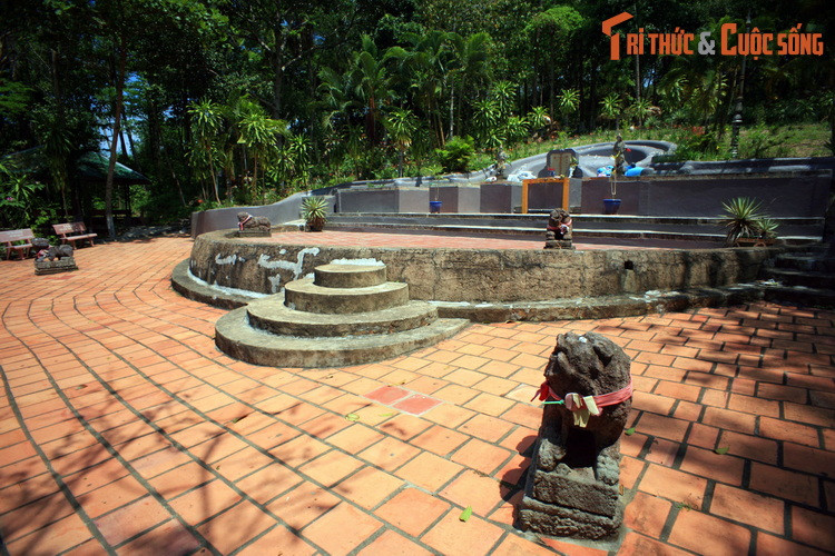 Ngọn núi này chính là nơi an nghỉ của dòng họ Mạc, dòng họ có công đầu trong việc khai phá mảnh đất Hà Tiên xưa. Do trên núi có lăng mộ bề thế của Mạc Cửu và các thành viên khác trong họ Mạc nên núi Bình San còn được gọi là núi Lăng.