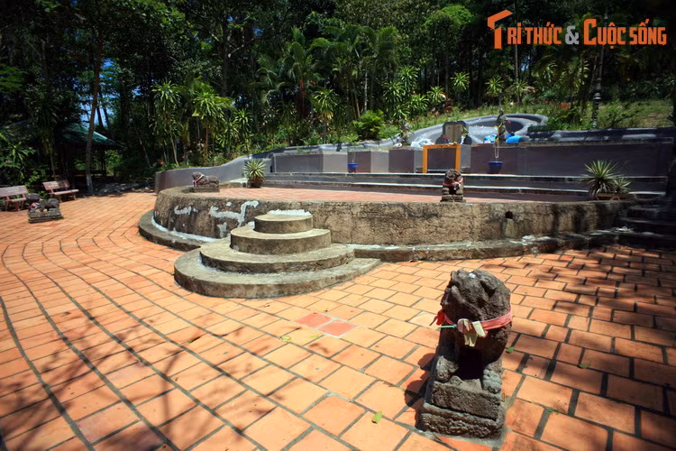 Ngọn núi này chính là nơi an nghỉ của dòng họ Mạc, dòng họ có công đầu trong việc khai phá mảnh đất Hà Tiên xưa. Do trên núi có lăng mộ bề thế của Mạc Cửu và các thành viên khác trong họ Mạc nên núi Bình San còn được gọi là núi Lăng.