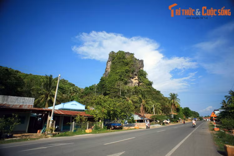 2. Nằm tại xã biên giới Mỹ Đức của thành phố Hà Tiên, Thạch Động là thắng cảnh gắn liền với truyền thuyết Thạch Sanh giết đại bàng nổi tiếng trong văn hóa dân gian Việt Nam. Vể tổng quan, đây là một ngọn núi đá vôi dựng đứng như tòa tháp, cao gần 100 mét so với mặt nước biển.