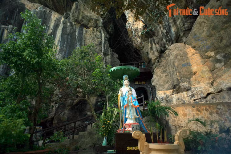 Trong lòng Thạch Động là một hệ thống hang động kỳ ảo, nơi tọa lạc chùa Tiên Sơn do dòng Thiền Lâm Tế đời thứ 41 xây dựng năm 1790, thời kỳ Mạc Thiên Tích làm Tổng trấn xứ Hà Tiên.