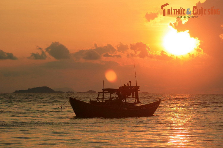 Do quay về hướng Tây nên Mũi Nai là một trong số ít các bãi biển lý tưởng để ngắm cảnh hoàng hôn ở Việt Nam. Hiện nay nơi đây đã được xây dựng thành khu du lịch hiện đại với nhiều công trình phục vụ du khách đến tham quan và nghỉ dưỡng.