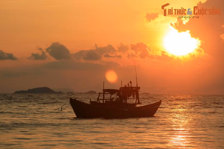 Do quay về hướng Tây nên Mũi Nai là một trong số ít các bãi biển lý tưởng để ngắm cảnh hoàng hôn ở Việt Nam. Hiện nay nơi đây đã được xây dựng thành khu du lịch hiện đại với nhiều công trình phục vụ du khách đến tham quan và nghỉ dưỡng.