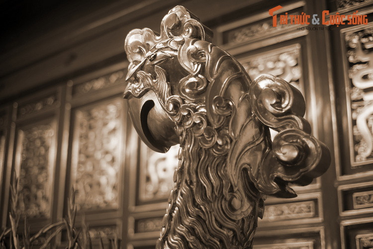 Sau đó lãnh đạo cuộc khởi nghĩa là Lê Lợi (1385-1433) lên ngôi vua, lấy niên hiệu là Lê Thái Tổ. Nhớ lại công lao của con vẹt khi xưa, vua Lê đã lệnh cho tạc tượng vẹt để thờ một cách trang trọng...