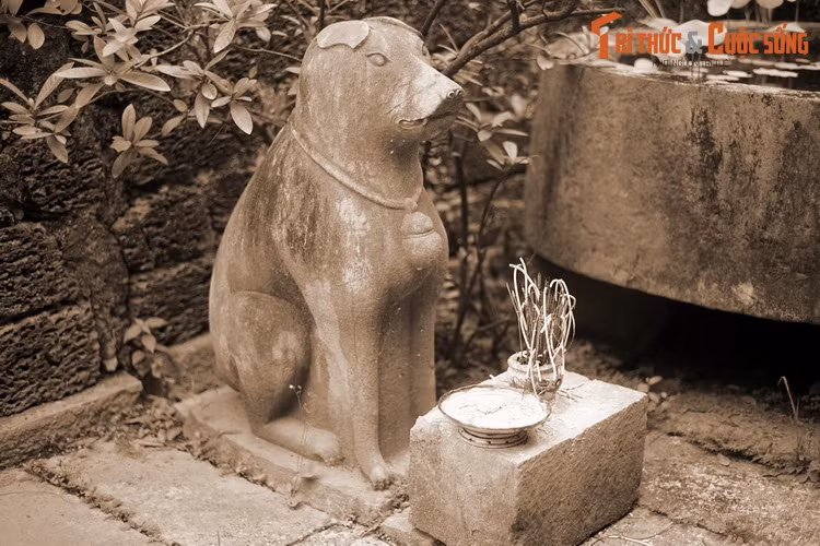 Trong kho tàng cổ tích Việt Nam vẫn còn lưu truyền một câu chuyện đặc sắc về chó đá. Chuyện kể rằng, có người học trò vào nhà thầy giáo, khi qua cửa thì con chó đá nhỏm dậy tỏ vẻ mừng rỡ... Ảnh: Chó đá lăng Quận công Phạm Đôn Nghị, Hoài Đức, Hà Nội.