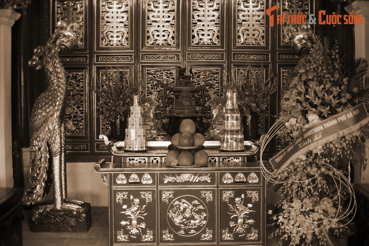 2. Tục thờ chim vẹt là một tín ngưỡng độc đáo của người Việt, gắn với các truyền thuyết ly kỳ liên quan đến nhà Hậu Lê và các chúa Trịnh, được ghi lại trong sử sách. Ảnh: Đôi chim vẹt được thờ trong nhà Bái đường của đền Ngọc Sơn, Hà Nội.