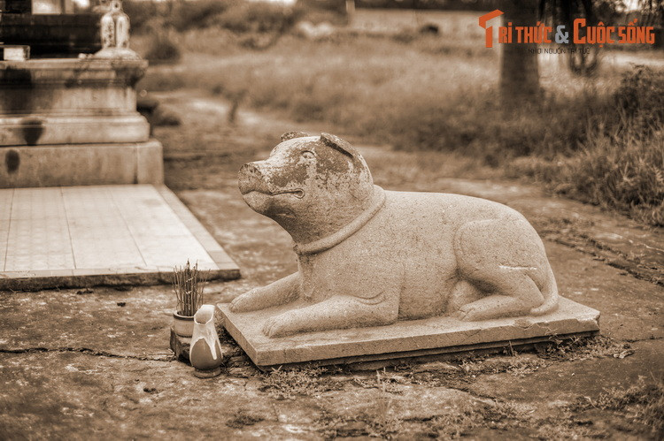 Tục thờ này xuất phát từ một quan niệm của người xưa rằng tiếng chó sủa có thể xua đuổi được ma quỷ. Vì vậy, chó đá được đặt trước cổng nhà, cổng các công trình thờ tự... như một linh vật cầu phúc, trừ tà. Ảnh: Chó đá lăng Quận Vân, Thường Tín, Hà Nội.