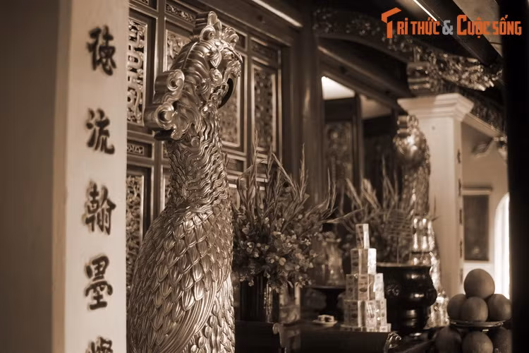 Theo tư liệu của Bảo tàng Lịch sử Quốc gia Việt Nam, trong cuộc kháng chiến chống quân Minh, một lần nghĩa quân Lam Sơn bị thất trận phải rút lui vào trong rừng sâu để bảo toàn lực lượng. Trong lúc lương thực hết, nghĩa quân đã kiệt sức thì một con vẹt ngậm quả chín bay qua.