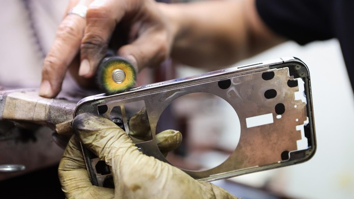 Khung sườn được mang đi mài nhám và đánh bóng.