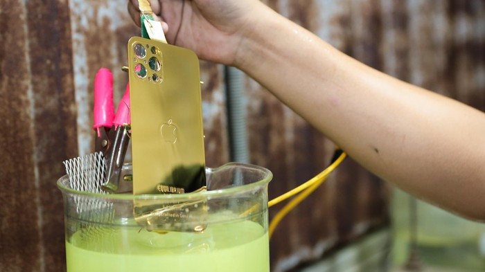 Mạ vàng lên mặt lưng và khung viền iPhone 12 Pro bằng nguyên liệu vàng 68,3% hay còn gọi là 17,5K để mạ lên bộ khung sườn máy sau đó lắp lại sản phẩm.