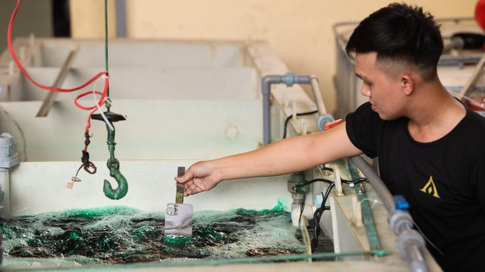 Sau đó đến công đoạn mạ kim loại nền cho mặt lưng bằng Niken Euro 3.