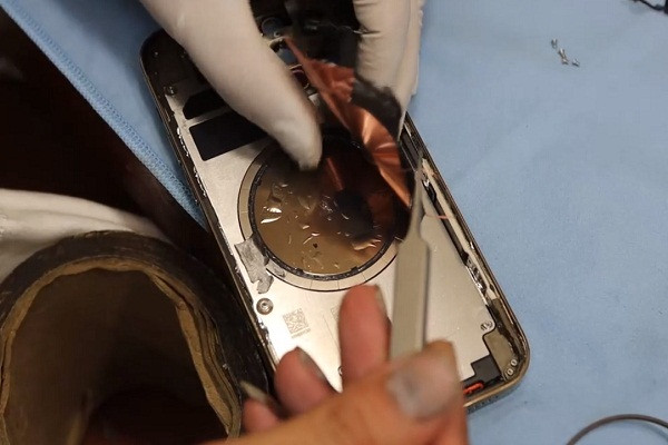 Sau đó là tháo màn hình bằng núm hít rồi đến các chi tiết khác như cụm camera, hệ thống Face ID... Công đoạn này mất khoảng 45-60 phút và phải rất cẩn thận.