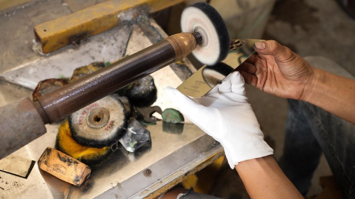 Công đoạn tiếp theo là mài nhám mặt lưng iPhone 12 Pro thủ công. Quá trình này mất tối thiểu 2 tiếng cho mỗi mặt lưng iPhone. Những mặt lưng đạt chuẩn phải có độ phẳng tuyệt đối.