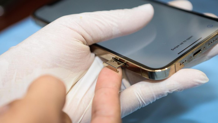 “Chú dế” được kiểm tra khe SIM và các phần cứng còn lại.