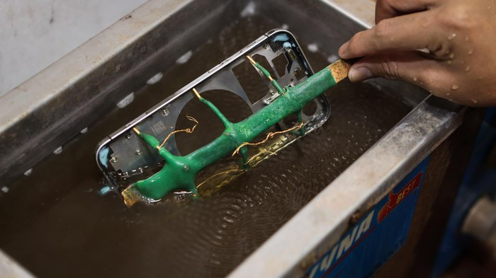 Ngâm khung sườn này trong nhiều giờ để bóc tách được lớp mạ nguyên bản. Sau đó, vệ sinh khung sườn bằng máy rung siêu âm để loại bỏ bụi và các vết bẩn, ố.