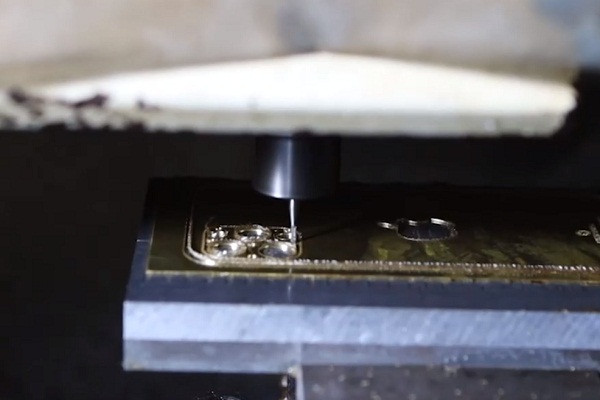 Việc sản xuất mặt lưng iPhone được thực hiện bằng cách gia công cơ khí CNC cho độ chính xác cao.