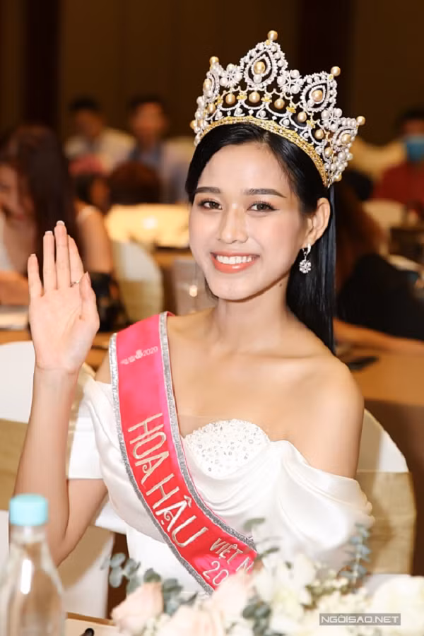 Tân hoa hậu Việt Nam Đỗ Thị Hà sinh năm 2001, hiện đang là sinh viên khoa Luật Kinh doanh, Trường Đại học Kinh tế quốc dân.