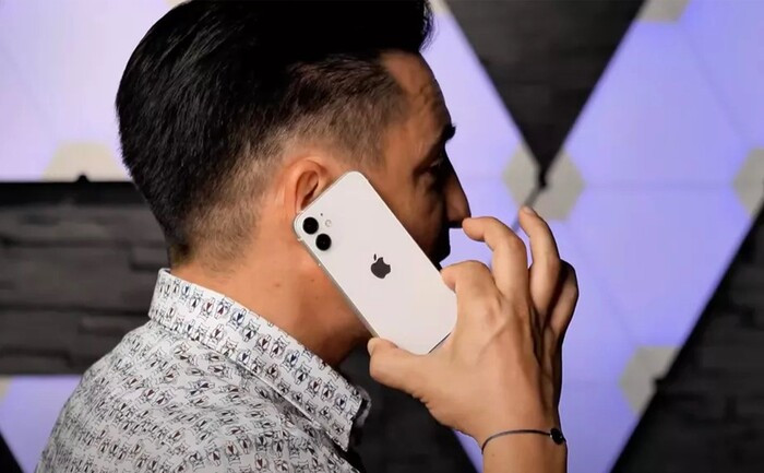 SAR là viết tắt của Tỷ Lệ Hấp Thụ Riêng, đây là đơn vị đo mức năng lượng RF (Radio Frequency - mức độ hấp thụ sóng radio) được hấp thụ bởi cơ thể người khi sử dụng điện thoại di động.