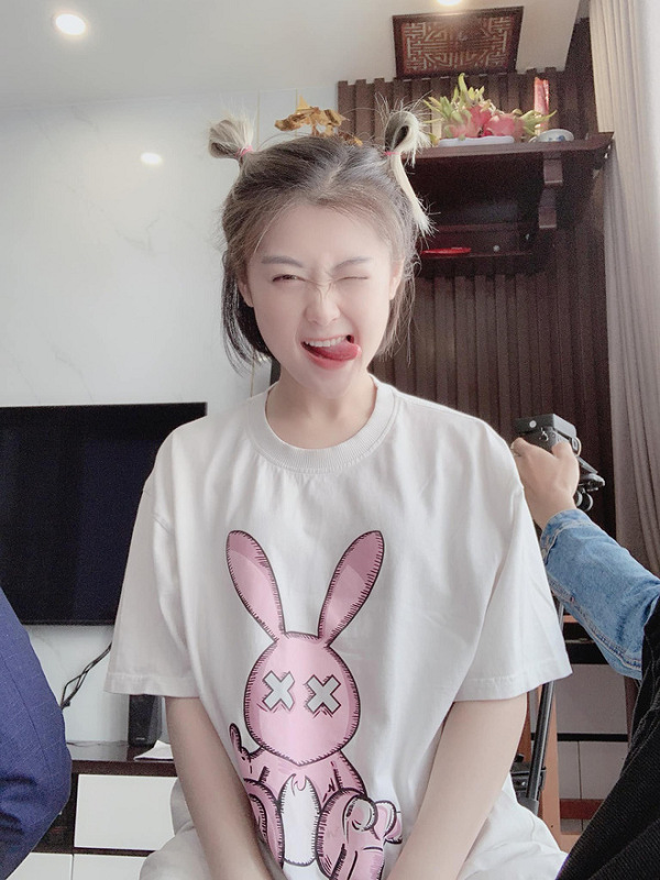Khác với những khi lên sóng, Hảo Thỏ thường xuyên khoe hình ảnh đời thường không có make up của mình lên trang cá nhân với phong cách không thể đáng yêu hơn.