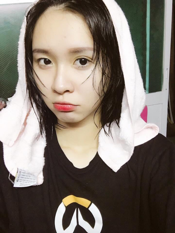 Ít ai biết khi cởi bỏ lớp trang điểm, lại là một cô nàng đáng yêu sở hữu nước da trắng mịn không tì vết như thế này.