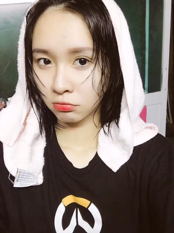 Ít ai biết khi cởi bỏ lớp trang điểm, lại là một cô nàng đáng yêu sở hữu nước da trắng mịn không tì vết như thế này.