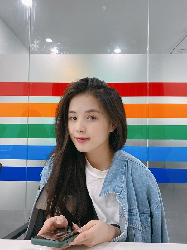 Dù sinh năm 1994 nhưng nhan sắc của cô nàng vẫn được đánh giá là trẻ trung như thiếu nữ 18.