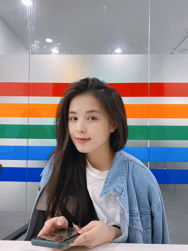 Dù sinh năm 1994 nhưng nhan sắc của cô nàng vẫn được đánh giá là trẻ trung như thiếu nữ 18.