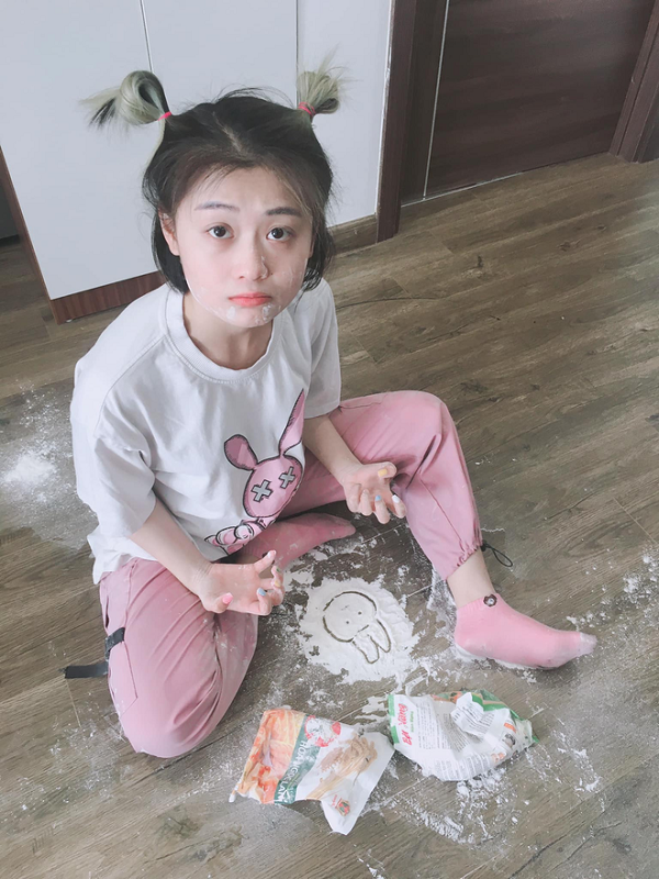 Mặt mộc cực hiền lành và tính cách có phần trẻ con nhí nhảnh khiến ai cũng phải bật cười.