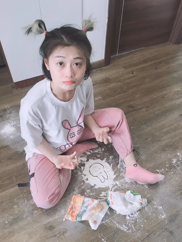 Mặt mộc cực hiền lành và tính cách có phần trẻ con nhí nhảnh khiến ai cũng phải bật cười.