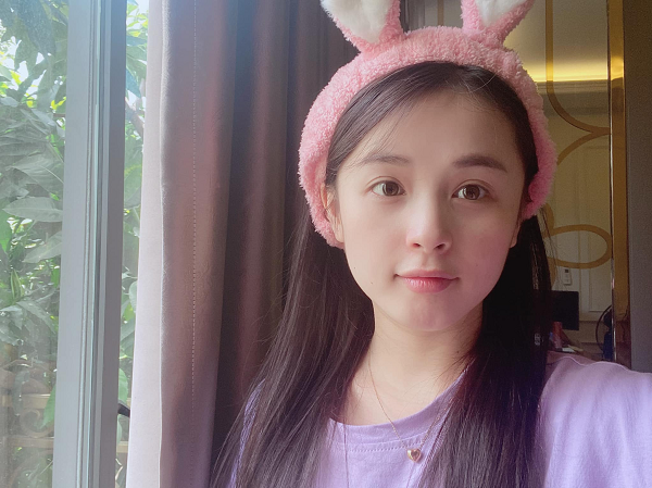 Ngoài kỹ năng chơi game bá đạo và chất giọng truyền cảm, Thảo Nari còn sở hữu vẻ ngoài xinh đẹp, dễ thương tựa như thiên thần như thiên thần dù không hề trang điểm.