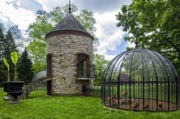 Những chú gà này thậm chí còn được xây hẳn cho một lâu đài với mái vòm bằng kính cực xịn xò.