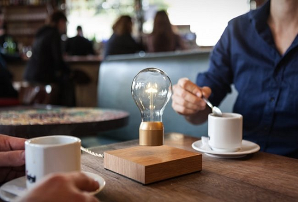 Đèn "bay" để bàn Flyte là một loại bóng đèn không dây bay lơ lửng trong không trung, nếu sử dụng bình quân khoảng 6 tiếng/ngày thì chúng ta có thể sử dụng nó trong vòng 22 năm.