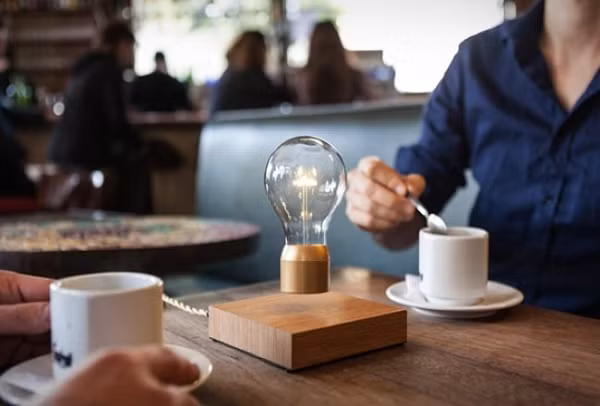 Đèn "bay" để bàn Flyte là một loại bóng đèn không dây bay lơ lửng trong không trung, nếu sử dụng bình quân khoảng 6 tiếng/ngày thì chúng ta có thể sử dụng nó trong vòng 22 năm.