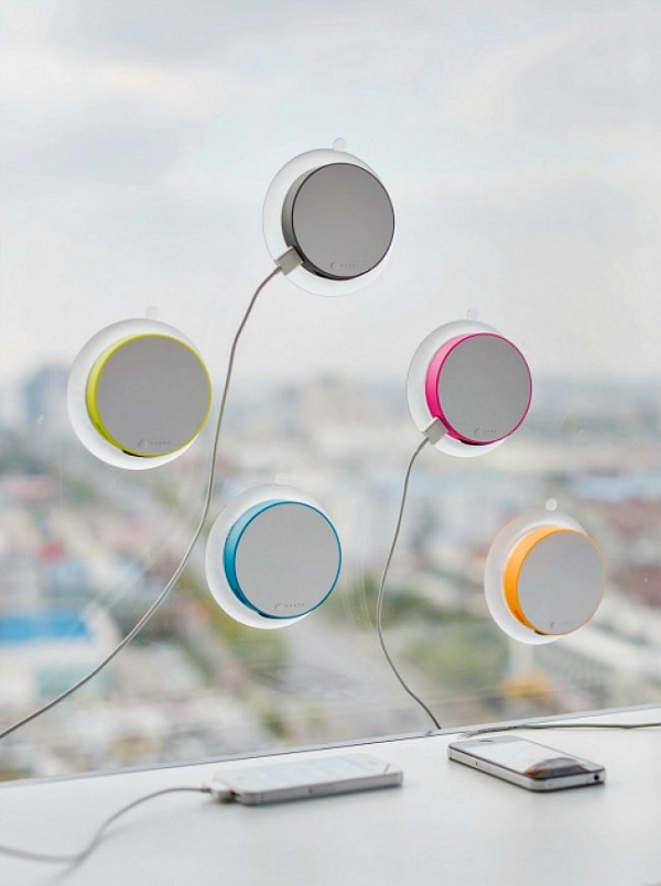 Port là một loại pin xách tay nhỏ gọn nạp điện thoại bằng năng lượng mặt trời. Tất cả những gì bạn cần làm là gắn nó vào cửa sổ trong nhà, xe hơi hoặc máy bay với một cái tách hút đặc biệt.