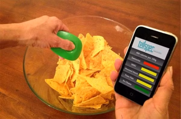 Thiết bị quét TellSpec các sản phẩm rồi sau đó gửi cho bạn một danh sách bao gồm các thành phần và thông tin về giá trị dinh dưỡng của sản phẩm đó tới một ứng dụng đặc biệt trên điện thoại.