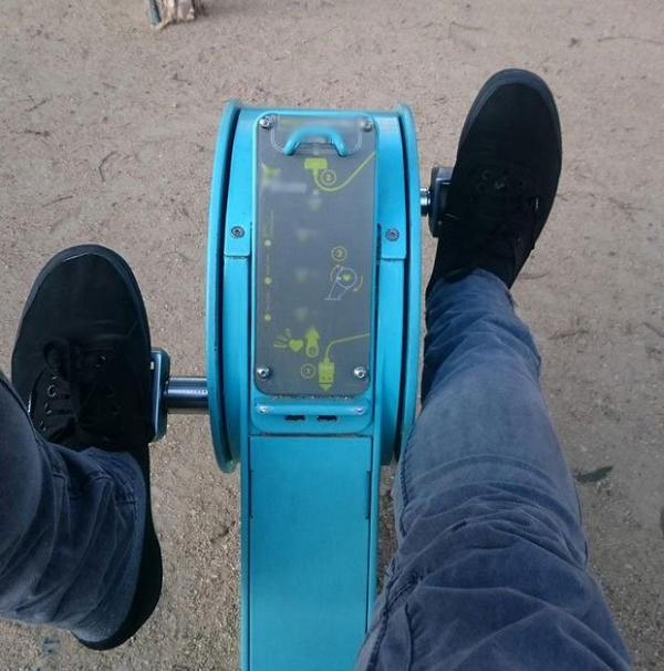  Xe đạp công cộng giúp bạn sạc điện thoại bằng cách đạp xe.