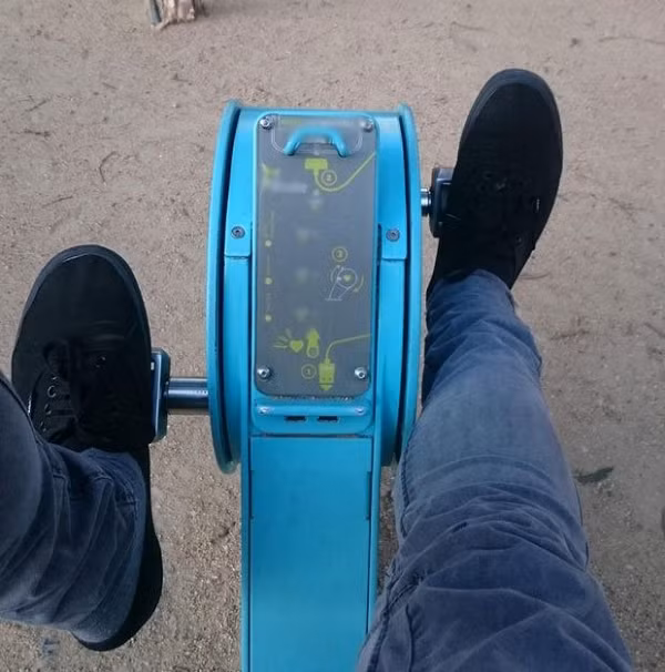  Xe đạp công cộng giúp bạn sạc điện thoại bằng cách đạp xe.