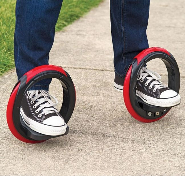 Sidewinding Circular Skates cho phép bạn tự do kiểm soát chân và xoay các hướng khác nhau theo ý muốn. Tấm ván trượt 2-trong-1 này gồm có 2 bánh xe với đường kính 25cm và có chỗ đứng thoải mái cho bàn chân.
