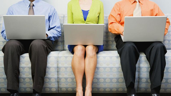 Vì vậy hãy cố gắng tìm một chiếc bàn, nơi người dùng có thể đặt máy tính xách tay để làm việc, hoặc ít nhất là đặt một thứ để cản máy tính xách tay tiếp xúc với da của mình.