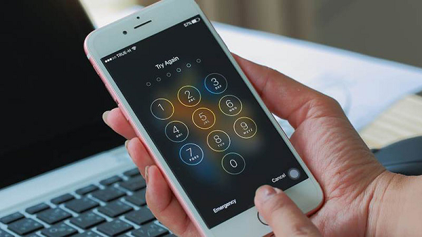 Chúng ta có thói quen giữ một lượng lớn thông tin cá nhân trên thiết bị của mình, vì vậy phải bảo vệ chúng để ngăn ngừa hậu quả khó chịu. Cách dễ nhất để làm điều này là tạo một mật khẩu mạnh để ngăn chặn truy cập trái phép vào thiết bị, đặc biệt đề phòng khi thiết bị bị mất cắp.