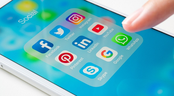 Không chia sẻ tài khoản hoặc mật khẩu với bất kỳ người nào khác. Bên cạnh các vấn đề riêng tư, mọi hậu quả đều có thể xảy ra, chẳng hạn để họ vô tình xóa một số tập tin quan trọng trên máy tính.