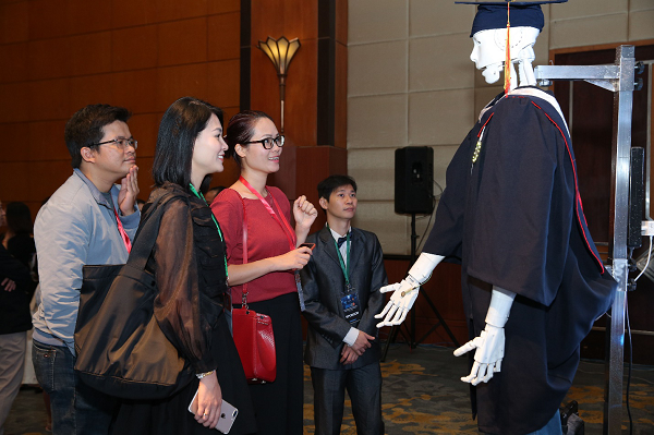 Trí Nhân là một robot nam có kích thước ngang bằng với một người trưởng thành. Robot này được tạo hình bằng phương pháp in 3D với 5 giác quan và các yếu tố mô phỏng sinh học như tim phổi nhân tạo và chuỗi ADN.