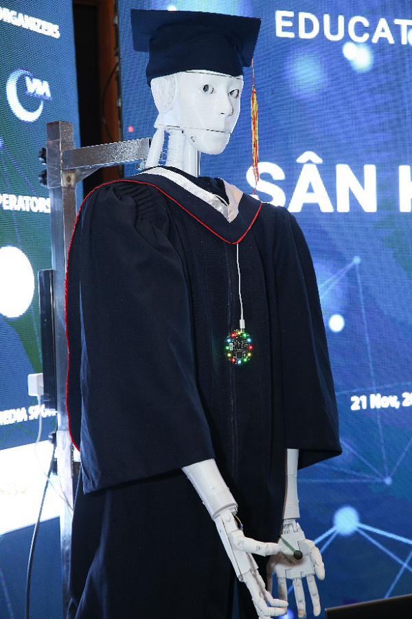 Buổi ra mắt robot trí tuệ nhân tạo thế hệ mới mang tên "Trí Nhân" trong khuôn khổ sự kiện EDU4.0 về chuyển đổi số ngành giáo dục đã diễn ra sáng 21/11 ở Hà Nội.