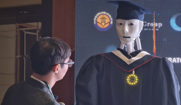 Theo ông Nam, Sophia - tên gọi của công dân robot đầu tiên trên thế giới có nghĩa là thông thái, khôn ngoan. Lấy cảm hứng từ điều này, nhóm phát triển đặt tên cho robot của mình là Trí Nhân. Tên gọi này vừa thể hiện được nguồn gốc "trí tuệ nhân tạo" của robot, lại vừa có nghĩa là "con người có trí tuệ".