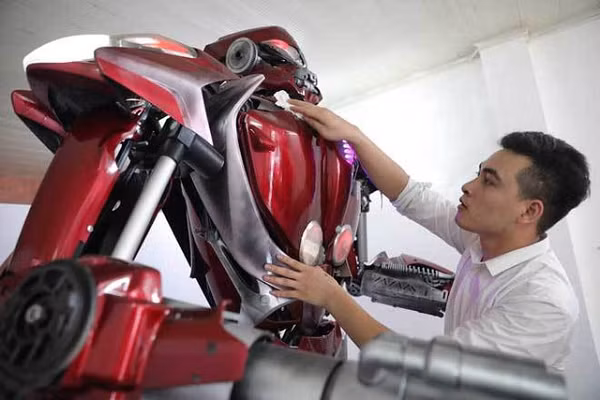 “Xin chào các bạn! Tôi là Robot One. Tôi đến từ Việt Nam. Tôi được thiết kế và sáng chế bởi nhóm Robot Bank. Tôi là phiên bản đầu tiên được chế tạo từ các vật liệu tái chế”, đó là thông tin được Robot One nói sau khi được bật.