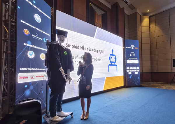 "Khi chứng minh về công nghệ 4.0, lời nói từ một robot AI - biểu tượng của cách mạng công nghiệp 4.0 - chắc chắn sẽ thuyết phục hơn bất kỳ một diễn giả con người nào", ông Phạm Minh Toàn, Tổng giám đốc kiêm Đồng sáng lập của Open Classroom Team chia sẻ.